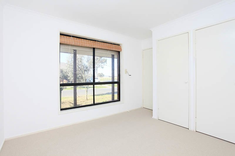 Photo - 21 Lakeside Drive, Roxburgh Park VIC 3064 - Image 5