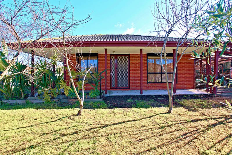 Photo - 21 Lakeside Drive, Roxburgh Park VIC 3064 - Image 8