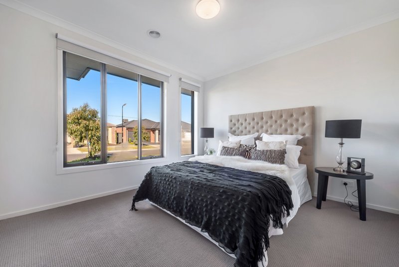 Photo - 21 Lemon Myrtle Way, Craigieburn VIC 3064 - Image 7