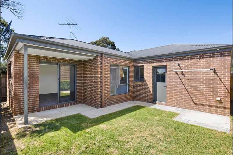 Photo - 2/1 Linthwaite Close, Highton VIC 3216 - Image 7