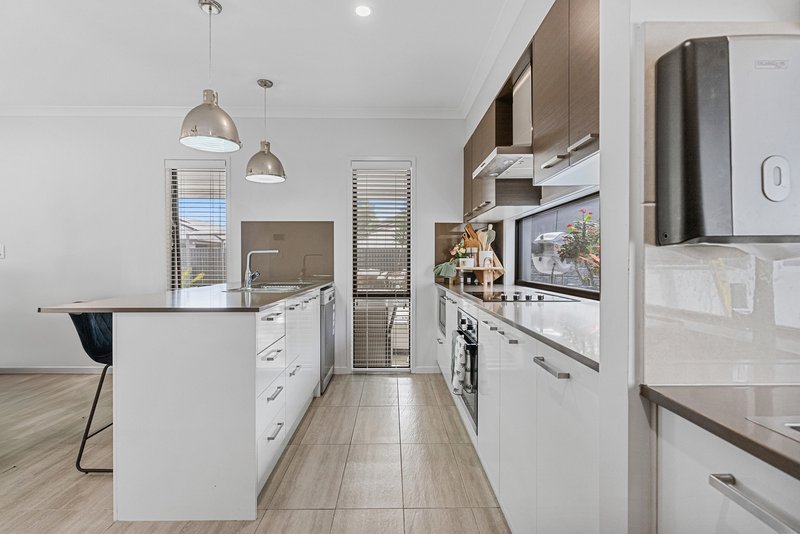 Photo - 21 Looby Crescent, Pimpama QLD 4209 - Image 6