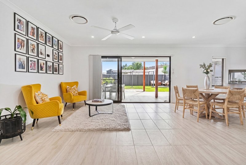 Photo - 21 Looby Crescent, Pimpama QLD 4209 - Image 10
