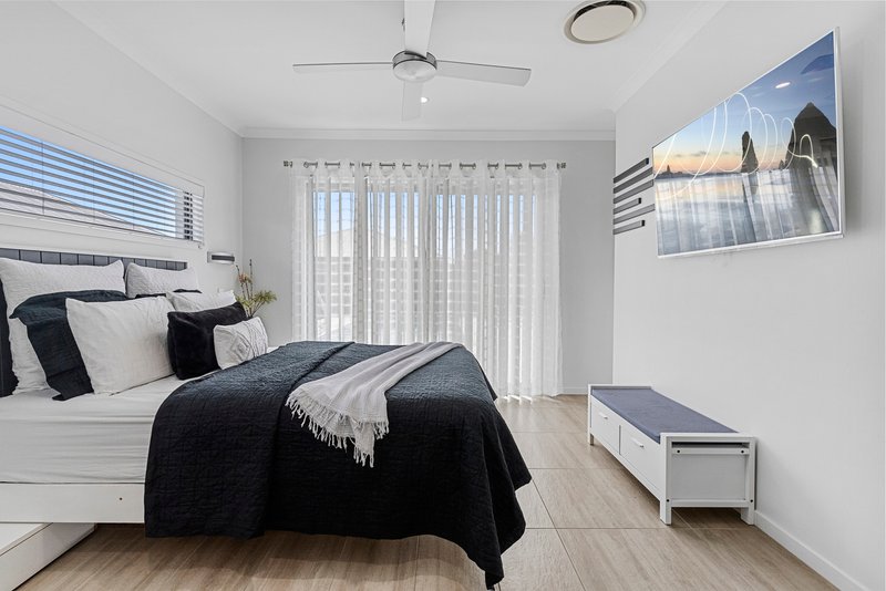 Photo - 21 Looby Crescent, Pimpama QLD 4209 - Image 16