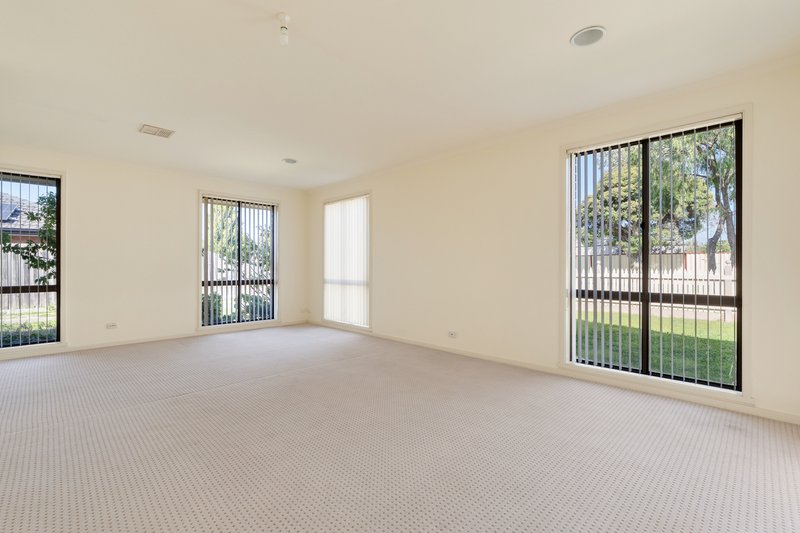 Photo - 21 Manningtree Parade, Craigieburn VIC 3064 - Image 3