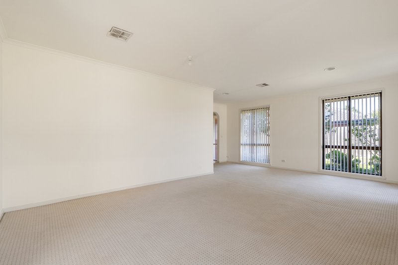 Photo - 21 Manningtree Parade, Craigieburn VIC 3064 - Image 4
