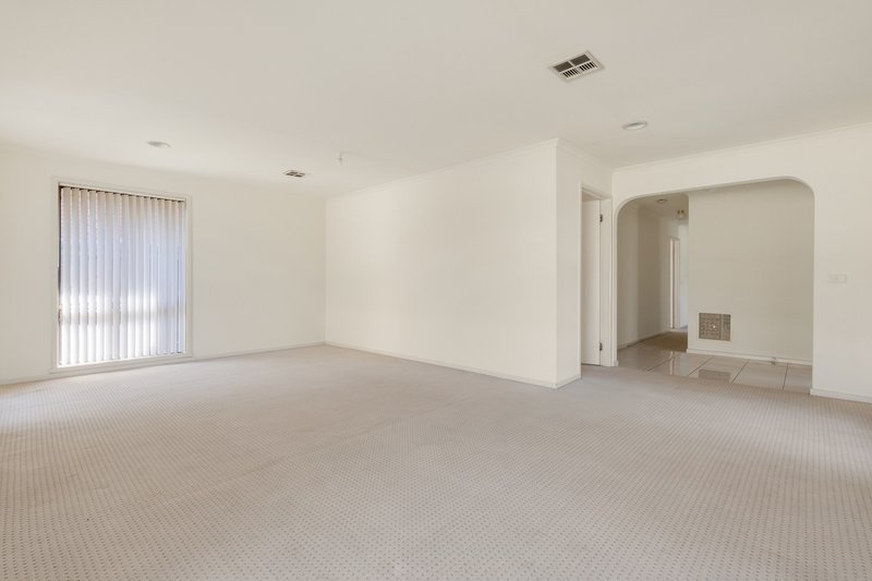 Photo - 21 Manningtree Parade, Craigieburn VIC 3064 - Image 5