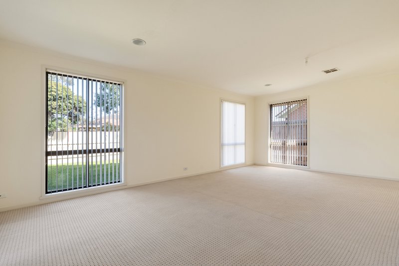 Photo - 21 Manningtree Parade, Craigieburn VIC 3064 - Image 6