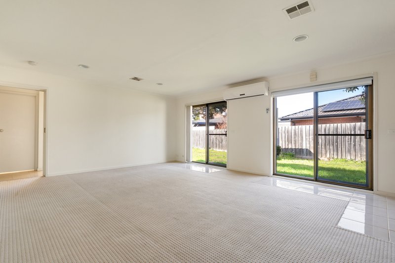 Photo - 21 Manningtree Parade, Craigieburn VIC 3064 - Image 7