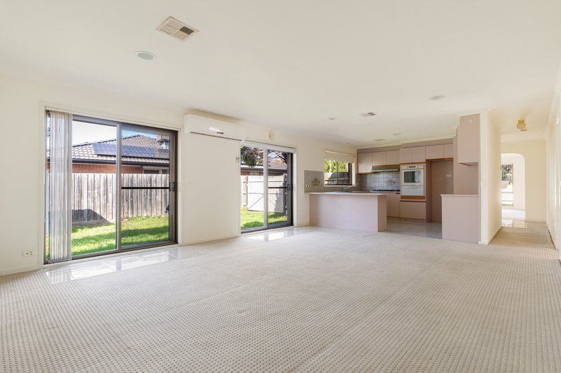 Photo - 21 Manningtree Parade, Craigieburn VIC 3064 - Image 8