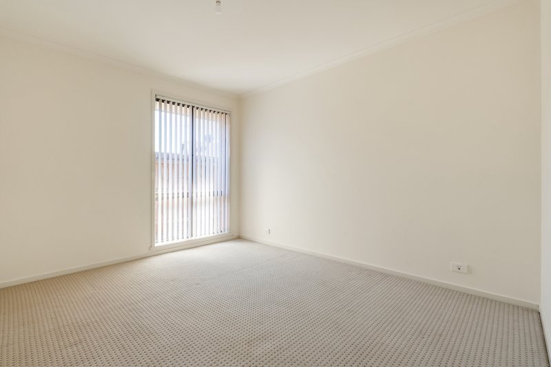 Photo - 21 Manningtree Parade, Craigieburn VIC 3064 - Image 12