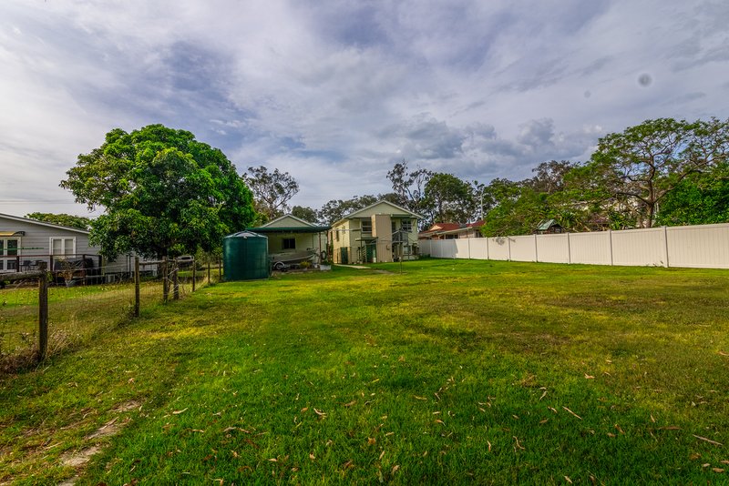 Photo - 21 Mant Street, Point Vernon QLD 4655 - Image 12