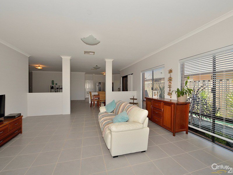 Photo - 21 Marsdenia Road, Halls Head WA 6210 - Image 5