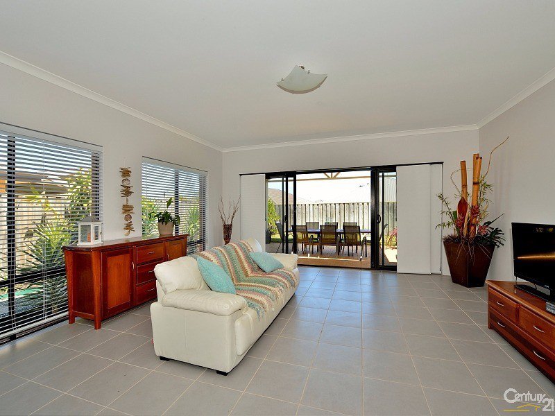 Photo - 21 Marsdenia Road, Halls Head WA 6210 - Image 6