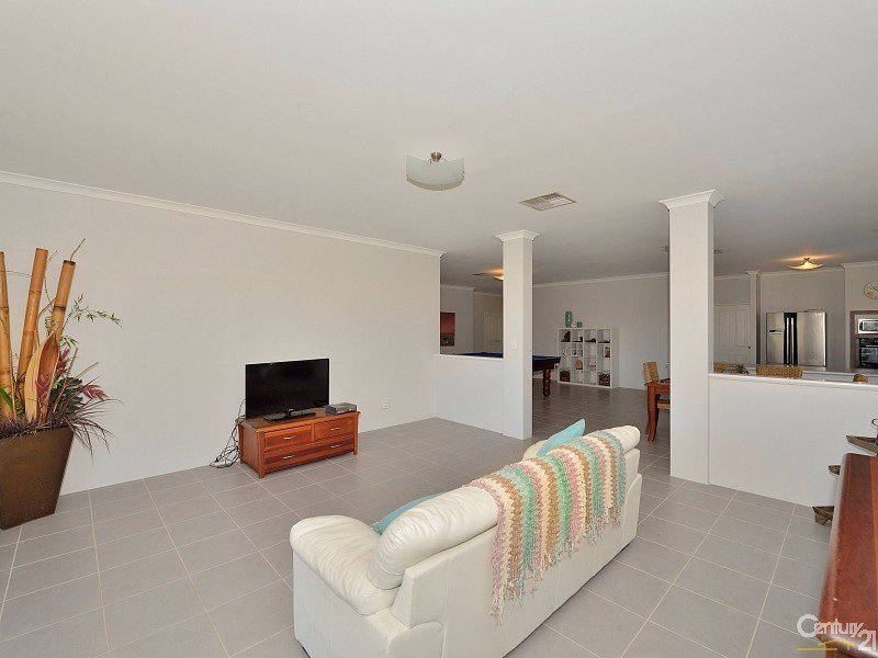 Photo - 21 Marsdenia Road, Halls Head WA 6210 - Image 7