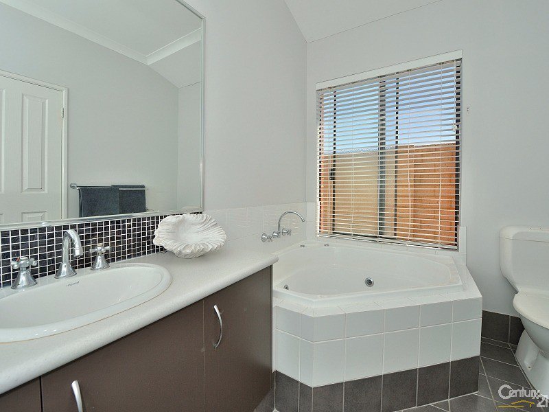 Photo - 21 Marsdenia Road, Halls Head WA 6210 - Image 12