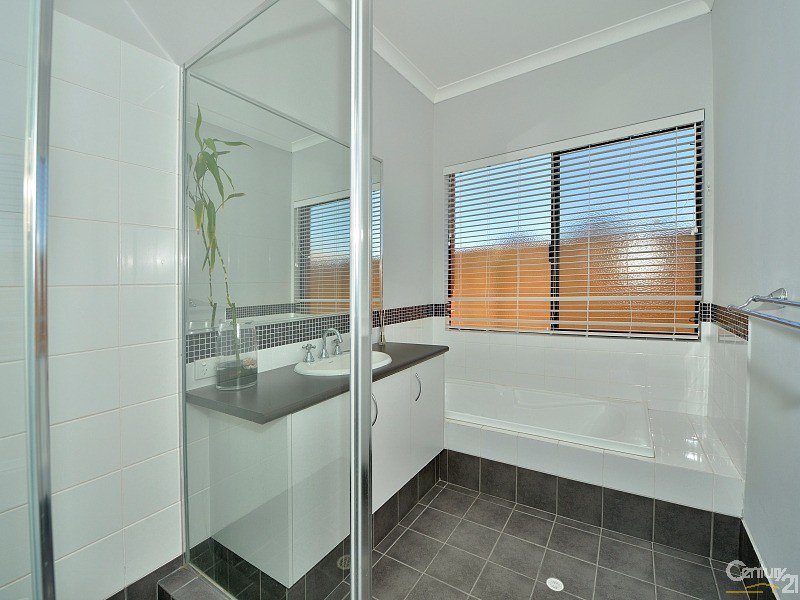 Photo - 21 Marsdenia Road, Halls Head WA 6210 - Image 15