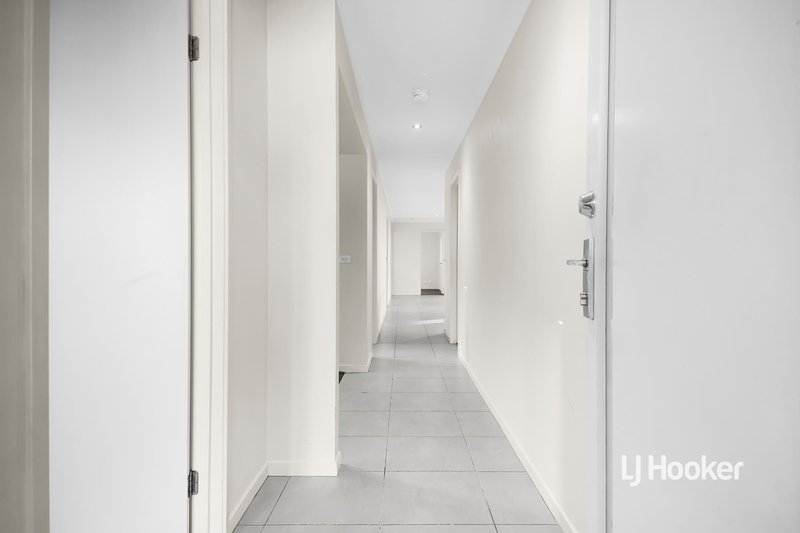 Photo - 21 Michael Place, Point Cook VIC 3030 - Image 2