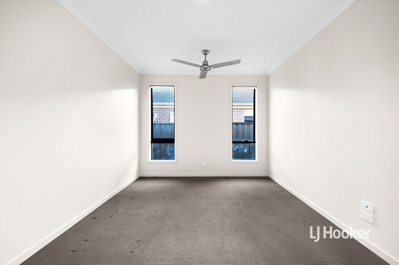 Photo - 21 Michael Place, Point Cook VIC 3030 - Image 3