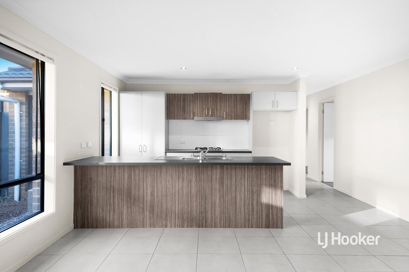 Photo - 21 Michael Place, Point Cook VIC 3030 - Image 4