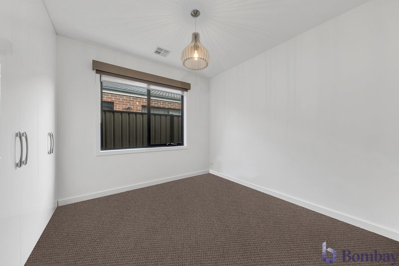 Photo - 21 Mundaring Crescent, Craigieburn VIC 3064 - Image 4