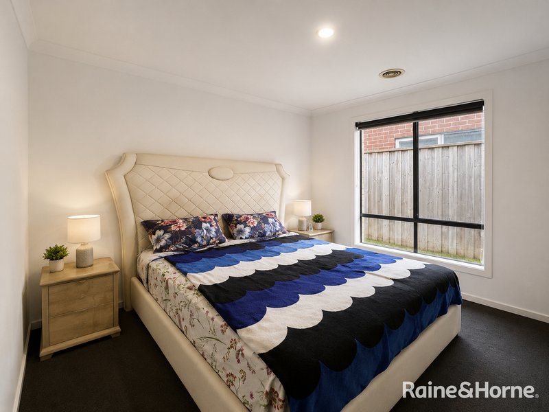 Photo - 21 Naomi Street, Pakenham VIC 3810 - Image 3