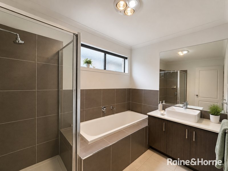 Photo - 21 Naomi Street, Pakenham VIC 3810 - Image 8