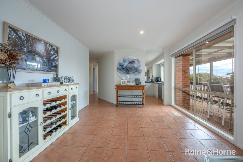 Photo - 21 Phillip Drive, Sunbury VIC 3429 - Image 4