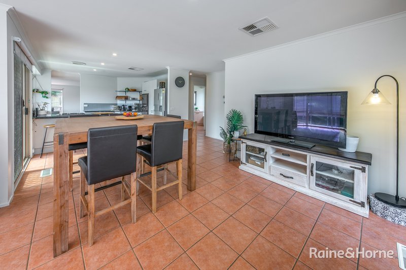 Photo - 21 Phillip Drive, Sunbury VIC 3429 - Image 6