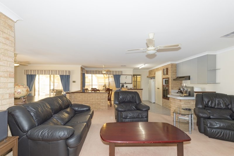 Photo - 21 Pollard Way, Warnbro WA 6169 - Image 5