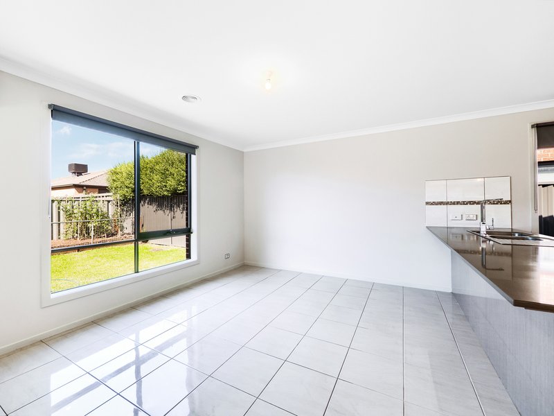 Photo - 21 Quattro Avenue, Cranbourne East VIC 3977 - Image 5