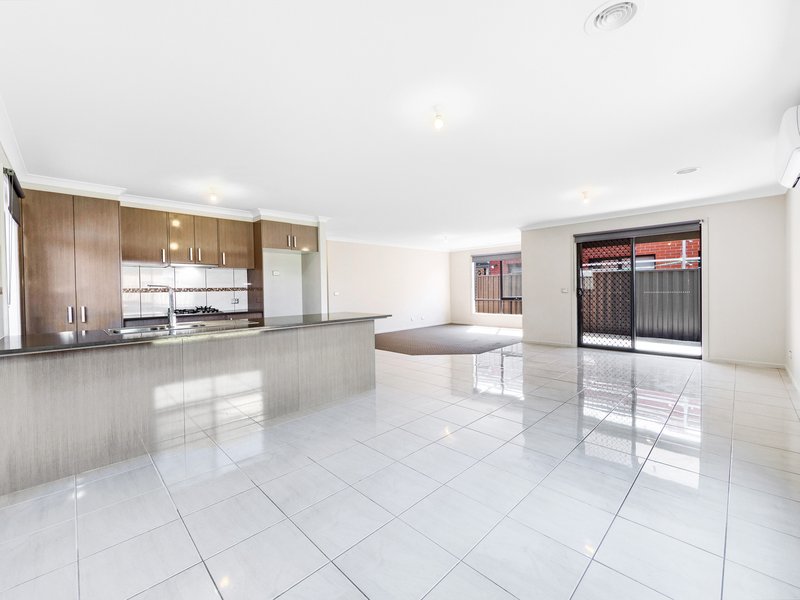 Photo - 21 Quattro Avenue, Cranbourne East VIC 3977 - Image 6