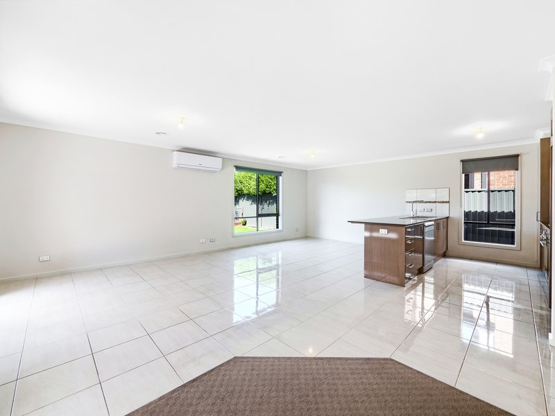 Photo - 21 Quattro Avenue, Cranbourne East VIC 3977 - Image 7