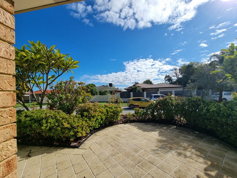 Photo - 21 Reveley Close, Seville Grove WA 6112 - Image 22