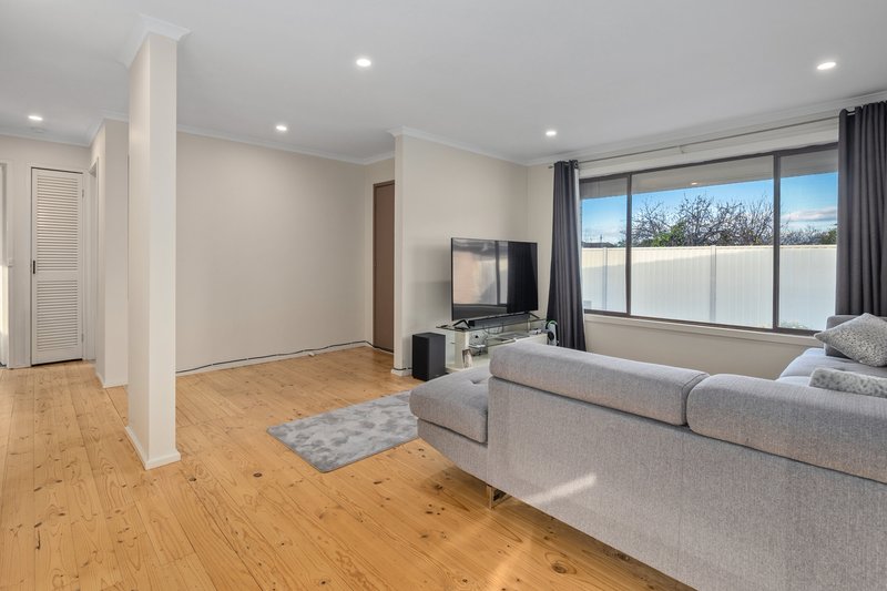 Photo - 2/1 Rochdale Square, Lalor VIC 3075 - Image 8