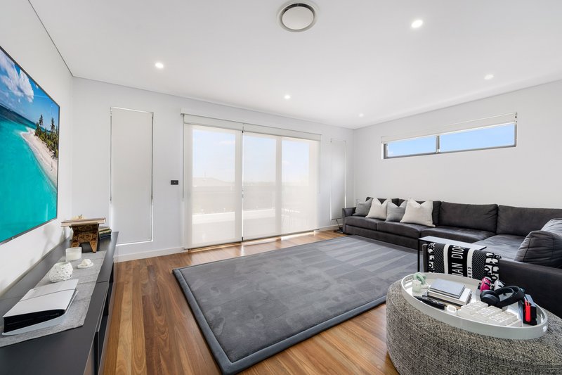 Photo - 21 Rowe Drive, Potts Hill NSW 2143 - Image 6