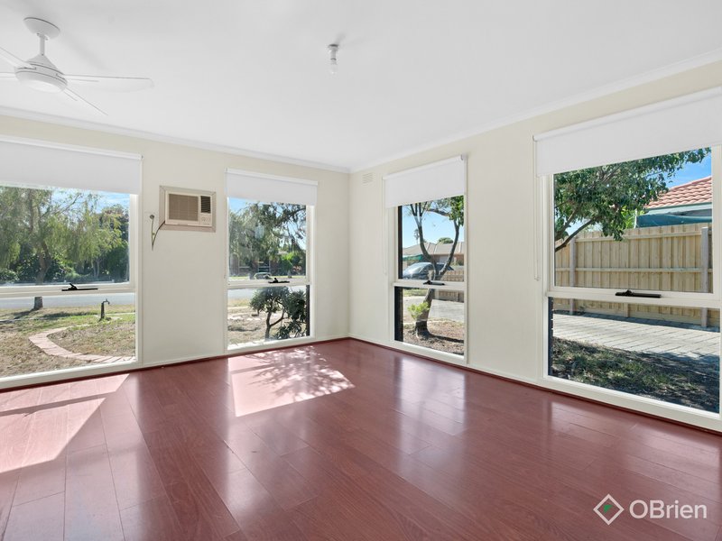 Photo - 21 Rowes Road, Werribee VIC 3030 - Image 2