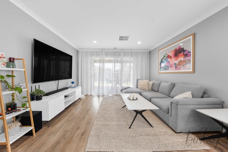 Photo - 21 Salvia Street, Mickleham VIC 3064 - Image 9