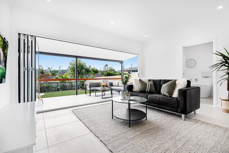 Photo - 21 Sandy Camp Road, Wynnum QLD 4178 - Image 3