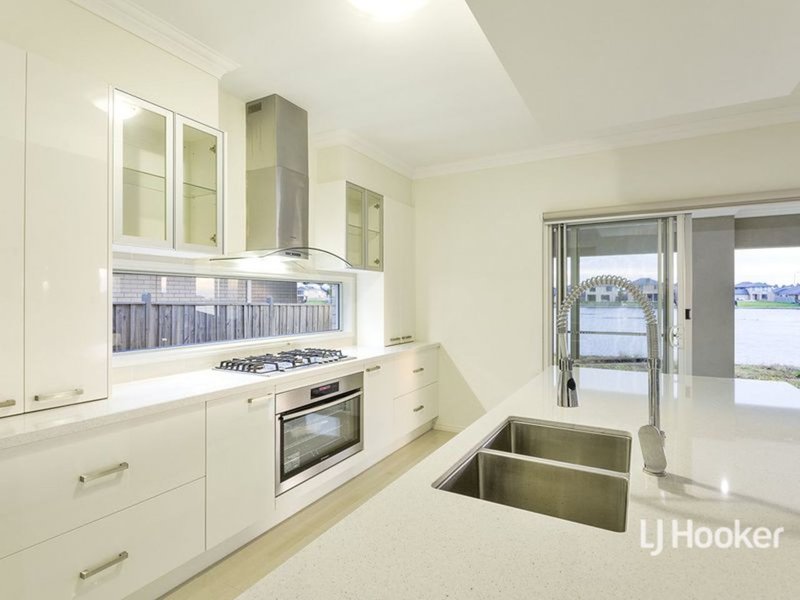 Photo - 21 Seaview Point, Sanctuary Lakes VIC 3030 - Image 3