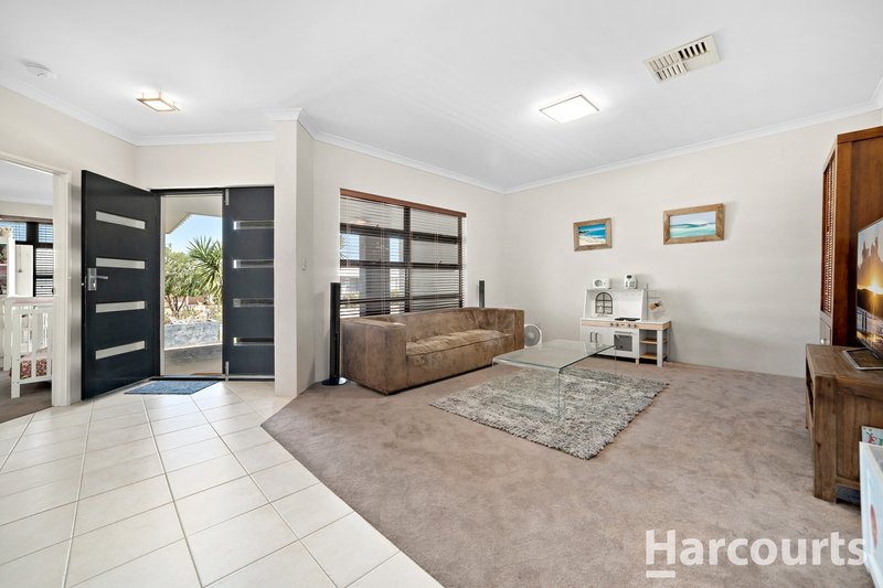 Photo - 21 Senecio Way, Halls Head WA 6210 - Image 3