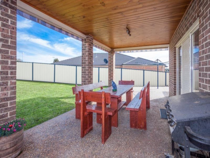 Photo - 21 Shaw Drive, Romsey VIC 3434 - Image 8