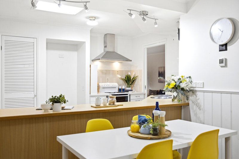 Photo - 21 Sheridan Avenue, Mooroolbark VIC 3138 - Image 2