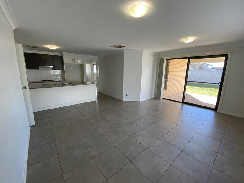 Photo - 21 Sherrard Crescent, Dubbo NSW 2830 - Image 3