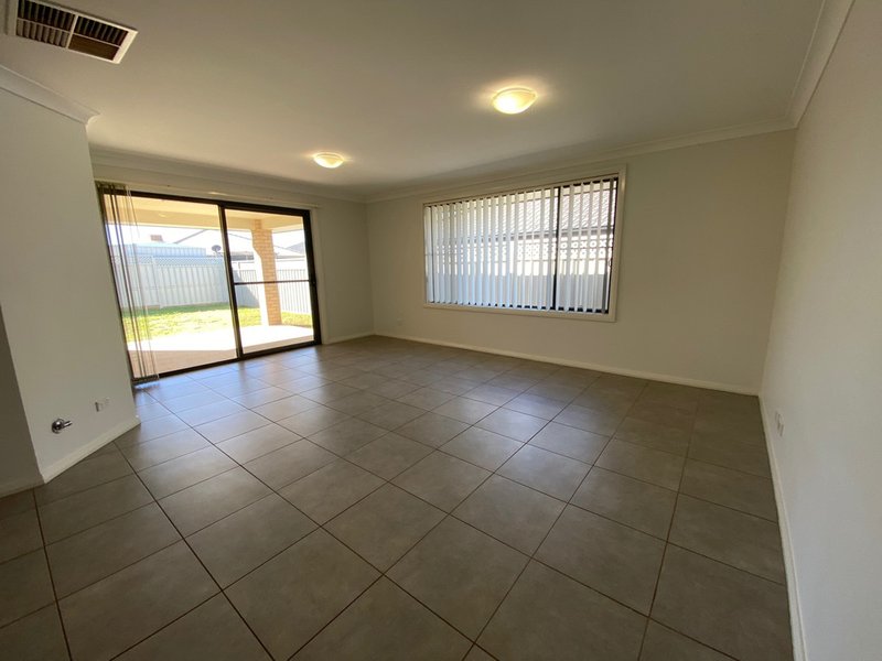 Photo - 21 Sherrard Crescent, Dubbo NSW 2830 - Image 4