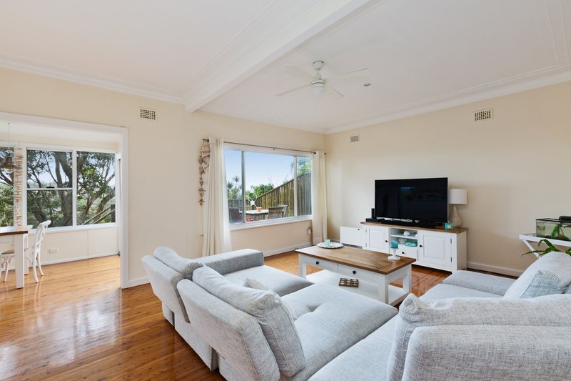 Photo - 21 Smith Avenue, Allambie Heights NSW 2100 - Image 2