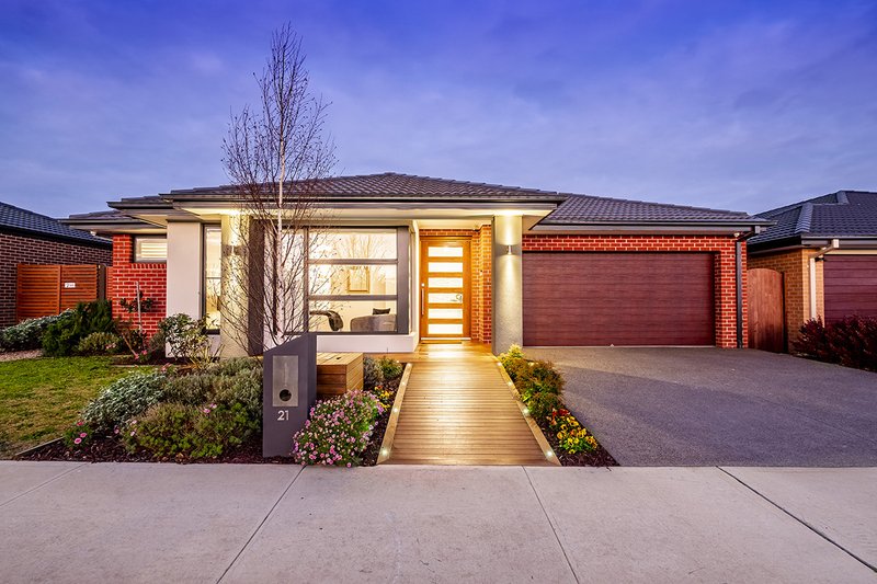 21 Strikeline Crescent, Clyde North VIC 3978