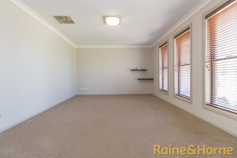 Photo - 21 Sunvale Avenue, Dubbo NSW 2830 - Image 2