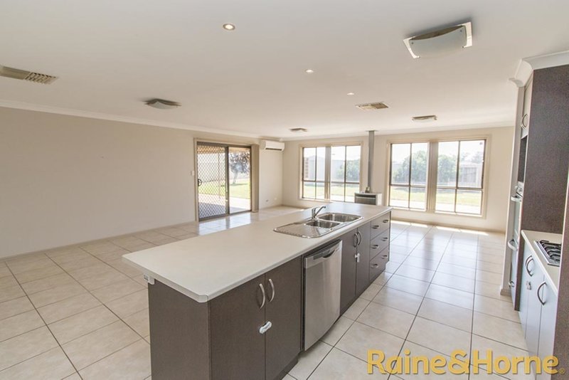 Photo - 21 Sunvale Avenue, Dubbo NSW 2830 - Image 3