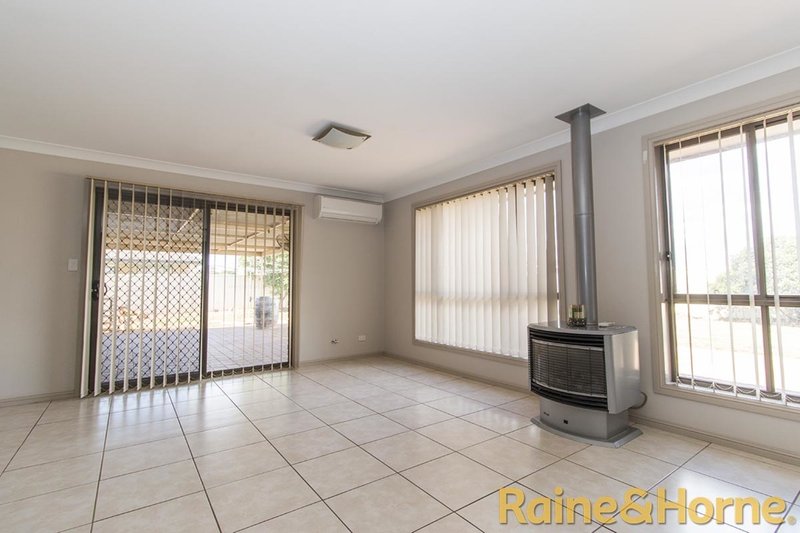 Photo - 21 Sunvale Avenue, Dubbo NSW 2830 - Image 5