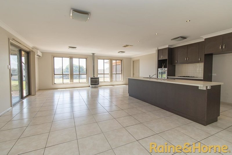 Photo - 21 Sunvale Avenue, Dubbo NSW 2830 - Image 6